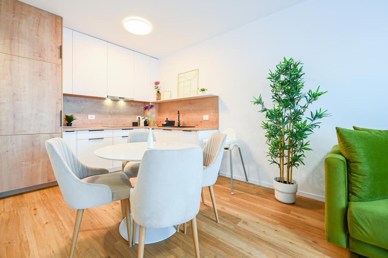 Km Flats Lägenhet Oradea Exteriör bild