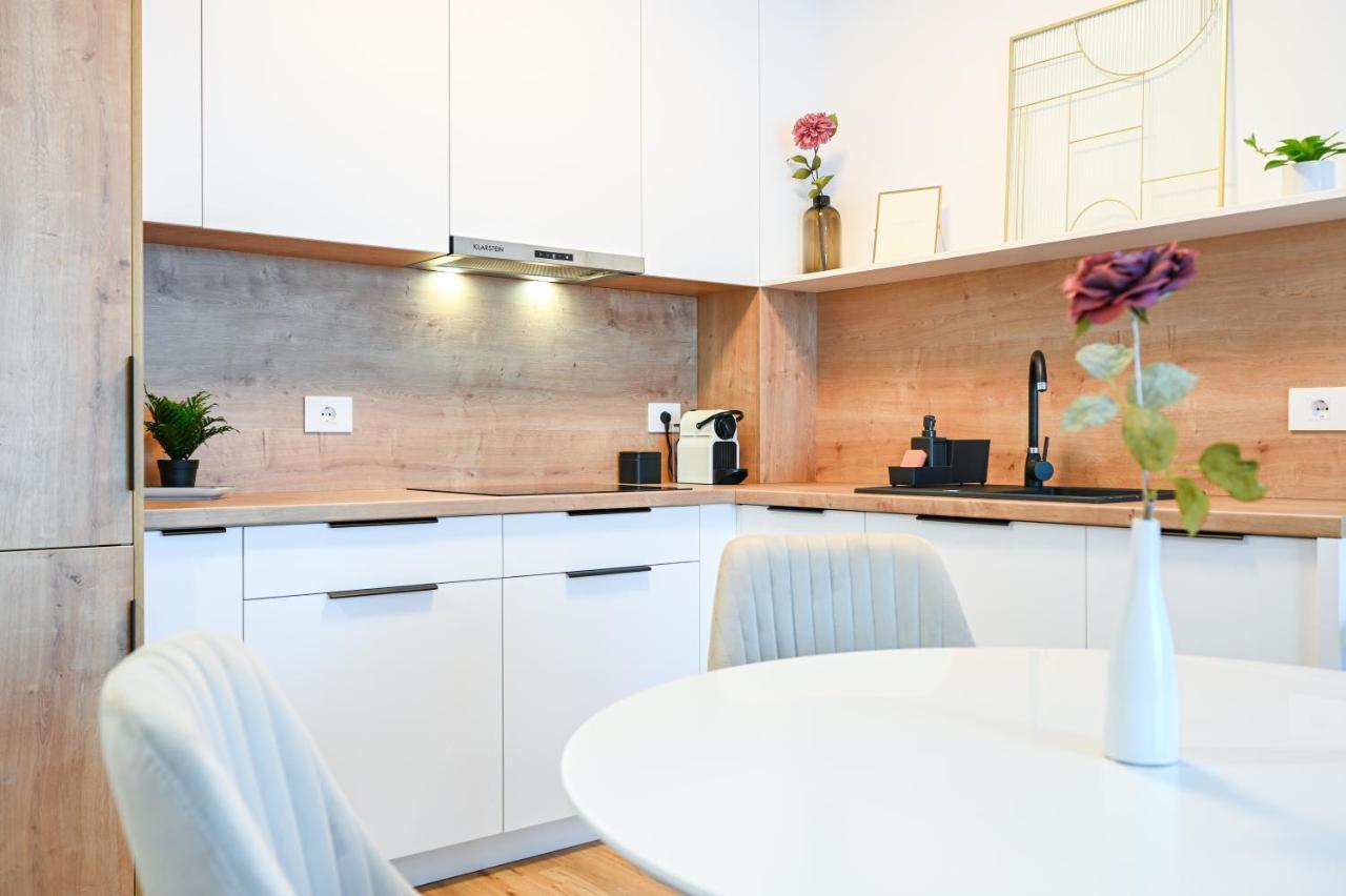 Km Flats Lägenhet Oradea Exteriör bild