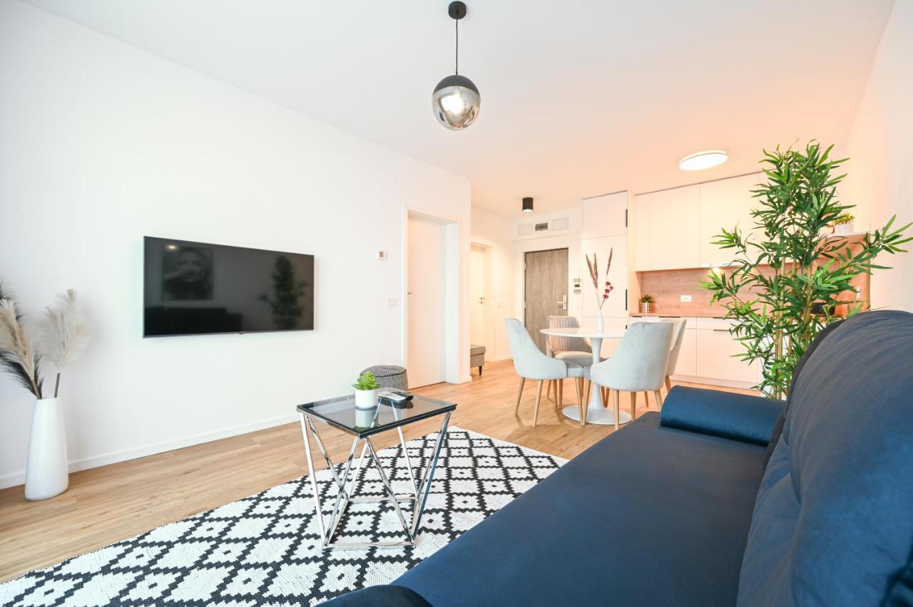 Km Flats Lägenhet Oradea Exteriör bild